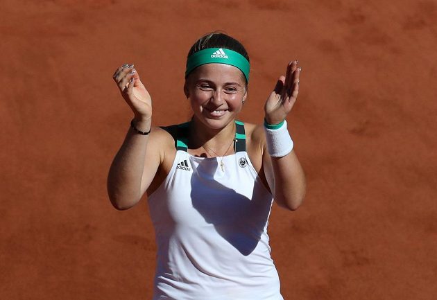Lotyšská tenistka Jelena Ostapenková slaví, právě se stala překvapivou vítězkou grandslamového French Open.