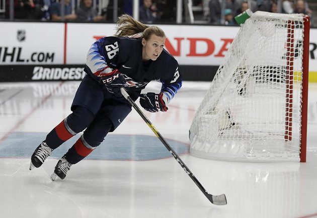 Reprezentantka USA Kendall Coyneová Schofieldová v soutěži na rychlost v dovednostních soutěžích při víkendovém setkání hvězd NHL.