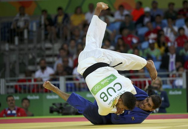 Český cyklista Jaromír Ježek (v modrém) v souboji s Kubáncem Magdielem Estradou ve váze do 73 kg.