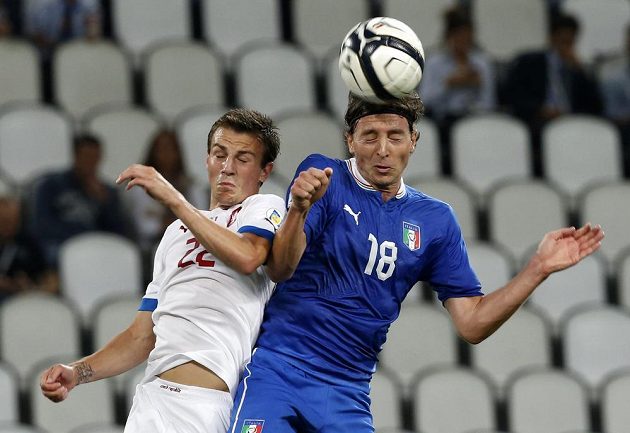 Ital Riccardo Montolivo (vpravo) v hlavičkovém souboji s Vladimírem Daridou.