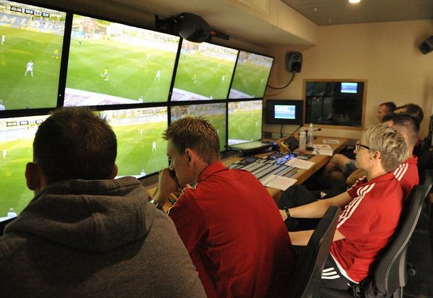 Kurz pro videorozhodčí na stadiónu Viktorie Žižkov. Druhý zleva Ondřej Berka, vpravo od něj Jana Adámková.