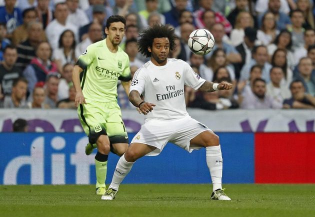 Marcelo z Realu Madrid (vpravo) si pod dohledem Jesúse Navase z Manchesteru City (vlevo) zpracovává míč.