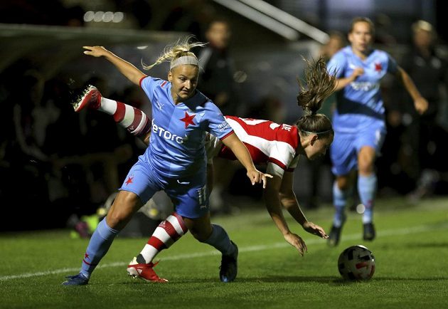 Fotbalistky Slavie podle očekávání prohrály v úvodním utkání závěrečného kola kvalifikace o postup do skupiny Ligy mistryň na hřišti Arsenalu 0:3. Na snímku Katie McCabeová z Arsenalu a slávistka Franny Cemaová.