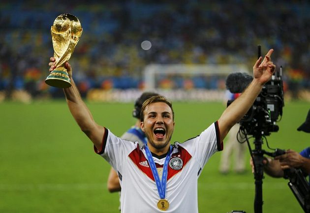Německý útočník Mario Götze s trofejí pro vítěze světového šampionátu ve fotbale.