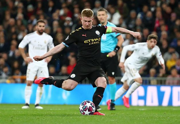 Kevin De Bruyne střílí z penalty vítězný gól Manchesteru City v úvodním osmifinále Ligy mistrů na hřišti Realu Madrid.
