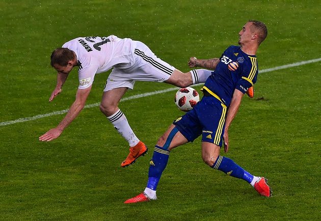 Ján Krivák z Karviné a Jiří Klíma z Jihlavy v odvetném utkání baráže o účast v první fotbalové lize.