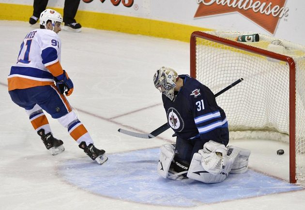 Český brankář Ondřej Pavelec inkasuje gól z rozhodujícího nájezdu Tavarese, který tak rozhoduje o výhře Islanders nad Jets.