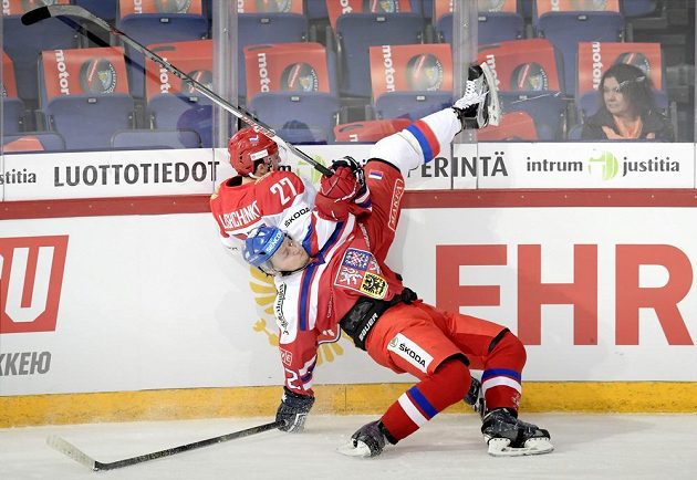Český zadák Tomáš Pavelka v tvrdém souboji s ruským útočníkem Vjačeslavem Leščenkem.