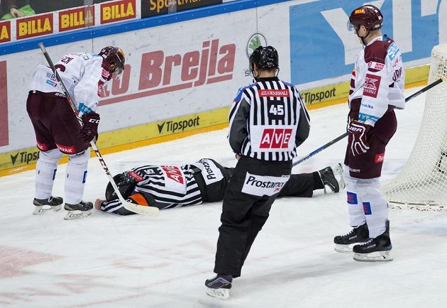 Zraněný hlavní rozhodčí Vladimír Pešina, kterého nechtěně zasáhl hokejkou do obličeje sparťanský útočník Miroslav Forman, musel z utkání odstoupit.