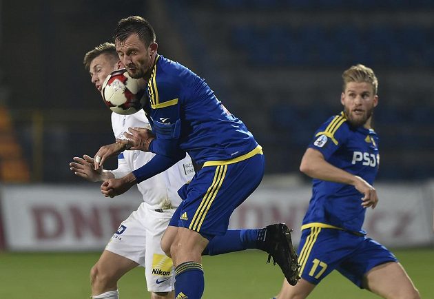 Střelci gólů v tvrdém souboji. Martin Graiciar z Liberce bojuje s Jiřím Krejčím z Jihlavy.