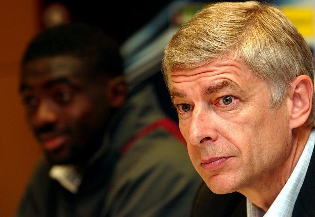 Arséne Wenger byl několikrát i v České republice. Tenhle snímek pochází z tiskové konference před zápasem se Spartou na Letné.