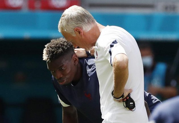 Francouzský reprezentant Paul Pogba s trenérem národního týmu Didierem Deschampsem během EURO.
