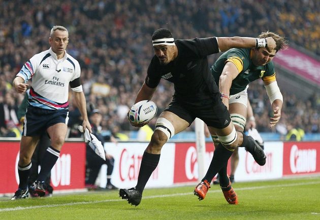 Jerome Kaino z Nového Zélandu (vlevo) si jde v semifinálovém duelu MS proti Jihoafrické republice pro pětku.