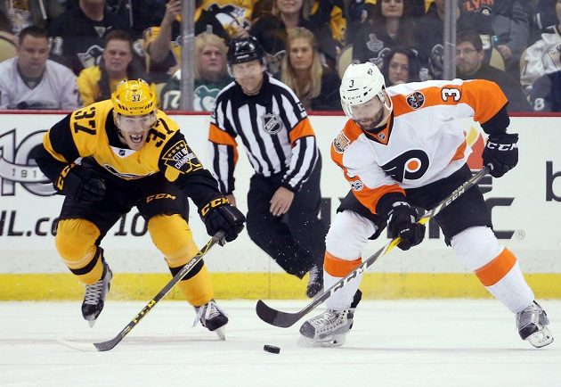 Obránce Philadelphie Flyers Radko Gudas se na ledě Pittsburghu Penguins také zapsal mezi střelce a pomohl svému týmu k výhře 6:2. Gudas se trefil v závěru do prázdné branky, na snímku se jej snaží zastavit Carter Rowney (37).