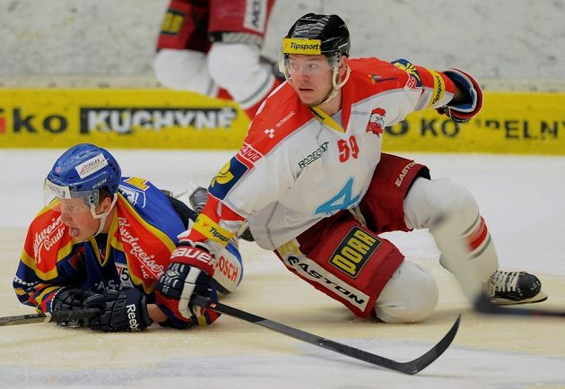 Českobudějovický útočník Adam Přibyl (vlevo) a Jakub Matai z Olomouce v utkání 11. kola baráže.