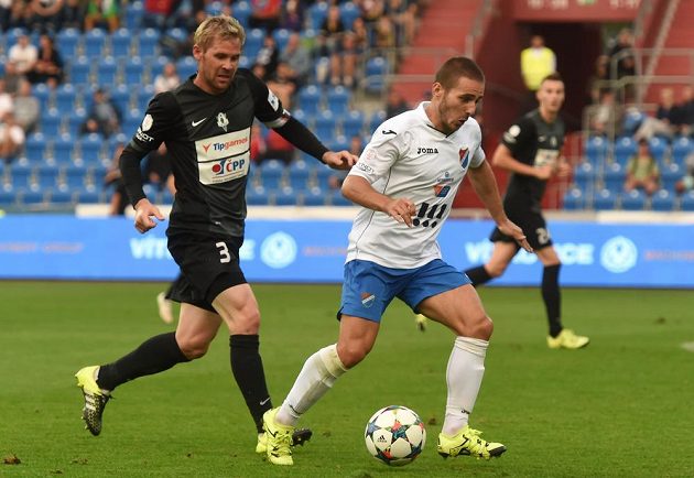 Jablonecký Tomáš Hübschman (vlevo) v souboji s Karolem Mondekem z Baníku v utkání 7. kola Synot ligy.