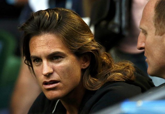 Trenérka Andyho Murrayho Amelie Mauresmová sleduje svého svěřence v semifinále Asutralian Open.