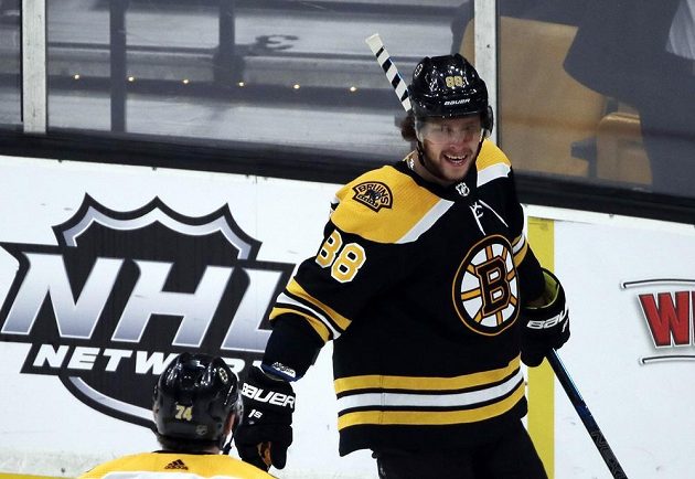 Český útočník Bostonu David Pastrňák (88) slaví gól v utkání s Philadelphií v NHL.