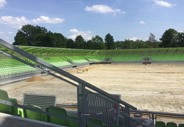 Fotbalisté Karviné, kteří postoupili do první ligy, dokončují rekonstrukci městského stadiónu (na snímku z 21. května) v hodnotě 205 miliónů korun. Své soupeře tak budou vítat na jednom z nejmodernějších stánků v soutěži, který pojme necelých pět tisíc míst.