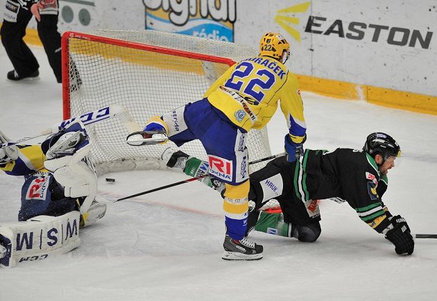 Mladoboleslavský útočník Michal Broš (vpravo) střílí gól do sítě zlínského brankáře Libora Kašíka. Uprostřed je forvard Beranů Jiří Ondráček.