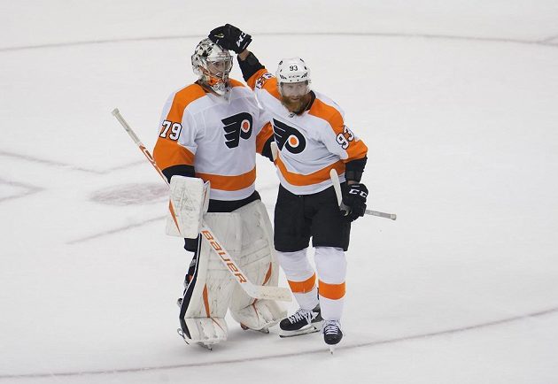 Hrdinové Philadelphie při utkání s Montrealem: brankář Carter Hart (79) a střelec jediné branky Jakub Voráček (93).