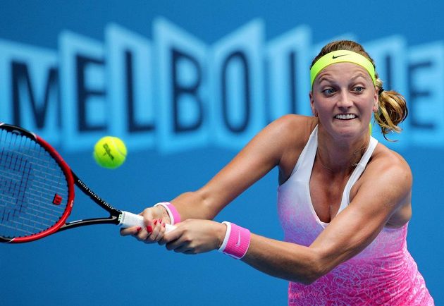 Petra Kvitová vrací míček v zápase s Monou Barthelovou ve 2. kole Australian Open.