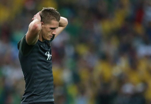 Německý střelec Nils Petersen zpytuje svědomí. Nedal penaltu a Brazilcům se otevřela cesta k triumfu.
