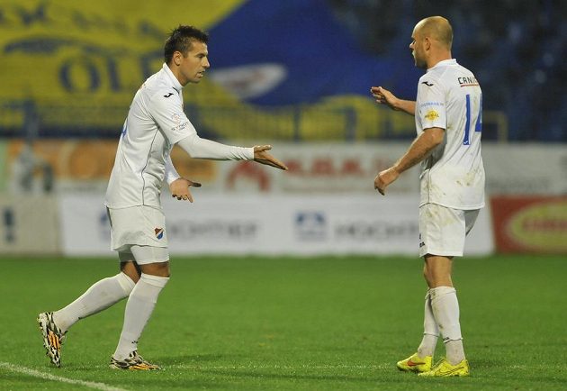 Útočník Baníku Milan Baroš (vlevo) střídá záložníka Joela Lindpereho v 74. minutě zápasu s Jihlavou.