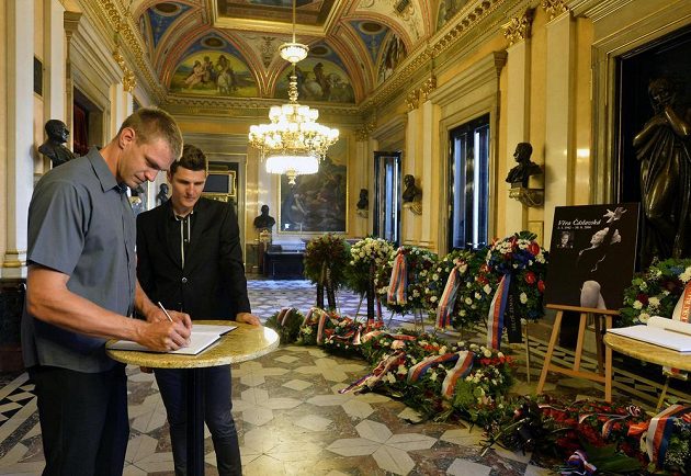 Veslař Ondřej Synek (vlevo) a cyklista Jaroslav Kulhavý při posledním rozloučení se sedminásobnou olympijskou vítězkou Věrou Čáslavskou.
