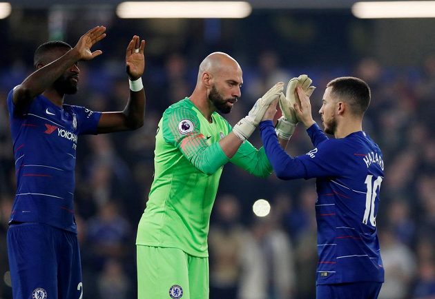 Chytal Caballero. Chelsea vsadila v utkání s Tottenhamem na brankáře Willyho Caballera, ten si před zápasem plácl pro štěstí s hvězdným Edenem Hazardem.