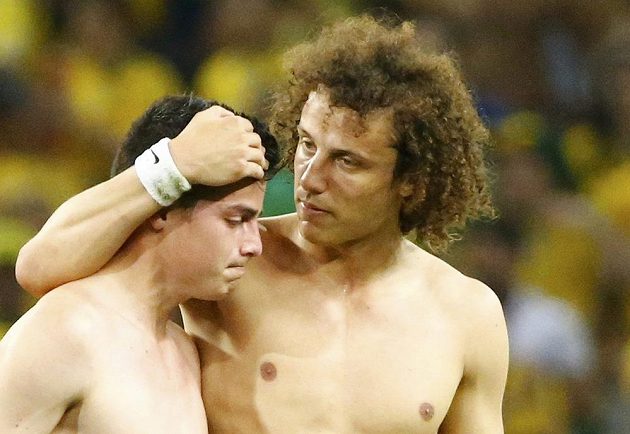 Střelci čtvrtfinálových gólů. Brazilec David Luiz (vpravo) utěšuje vyřazeného kolumbijského kanonýra James Rodrígueze.