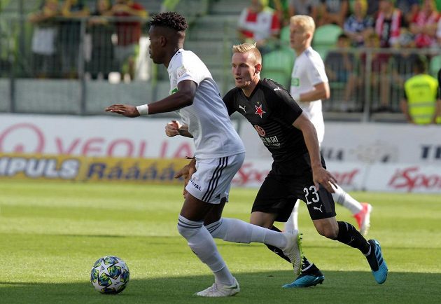 Karvinský fotbalista Gigli Ndefe v souboji se slávistou Petrem Ševčíkem během utkání 4. kola fotbalové ligy.