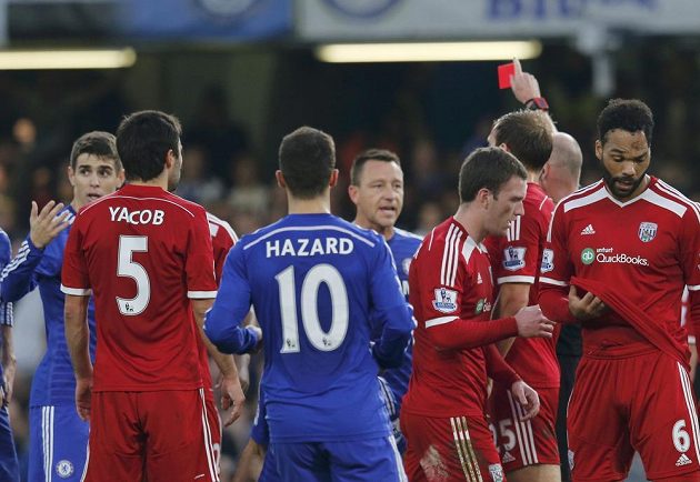 Rozhodčí Lee Mason dává červenou kartu Claudiu Yacobovi z WBA v utkání s Chelsea.