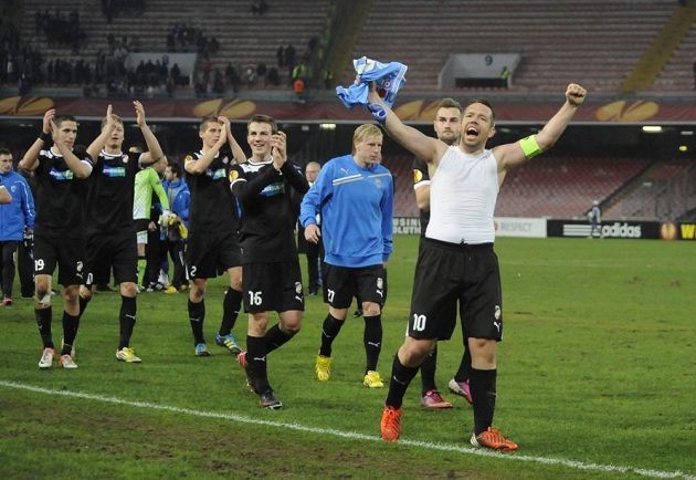 Kapitán Plzně Pavel Horváth (vpravo) slaví se svými spoluhráči výhru nad Neapolí.
