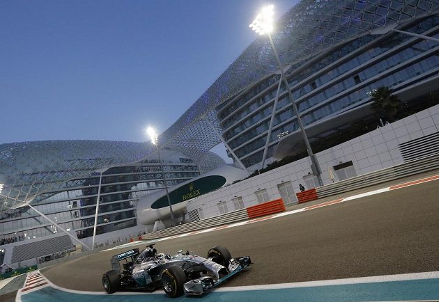 Brit Lewis Hamilton v Abú Zabí na cestě k jedenáctému prvenství v sezóně a titulu mistra světa.
