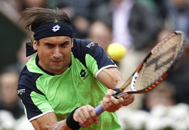 David Ferrer během finálové bitvy na Roland Garros se svým krajanem Rafaelem Nadalem.