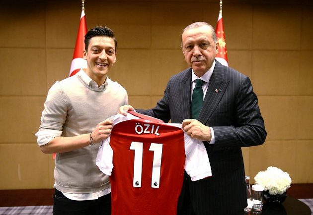 Mesut Özil se poprvé vyjádřil k aféře s kontroverzní fotografií s tureckým prezidentem Recepem Tayyipem Erdoganem a uvedl, že by se s ním vyfotil znovu.