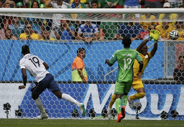 Brankář Nigérie Vincent Enyeama likviduje velkou šanci Francouze Paula Pogby (19).