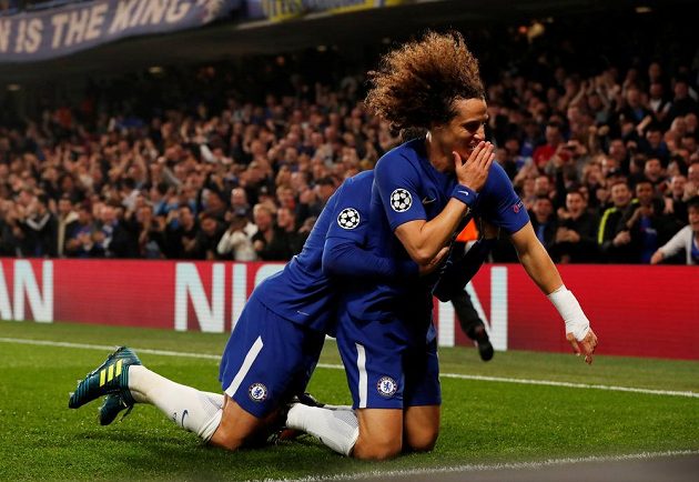 Fotbalista Chelsea David Luiz a jeho oslava gólu v utkání Ligy mistrů proti AS Řím.