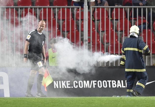 Rozhodčí v ohrožení, hasič likviduje zakázanou pyrotechniku během utkání Zbrojovka Brno - Viktoria Plzeň.