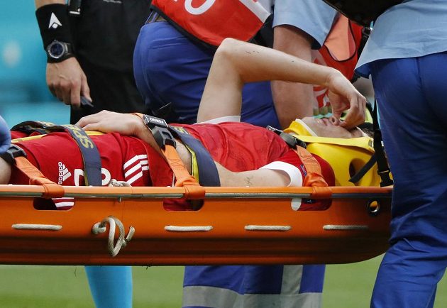 Injured Russian Mario Fernandes left the pitch. 