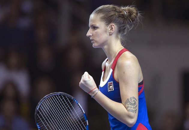 Karolína Plíšková oslavuje získaný fiftýn v zápase s Kristinou Mladenovicovou.