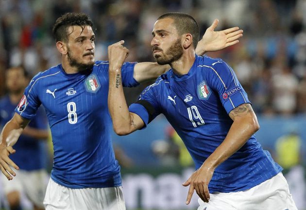 Leonardo Bonucci (vpravo) oslavuje vyrovnávací branku ve čtvrtfinálové bitvě s Německem.