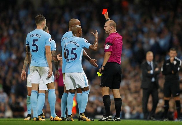 Fotbalista Manchesteru City Kyle Walker viděl na konci první půle zápasu s Evertonem červenou kartu.