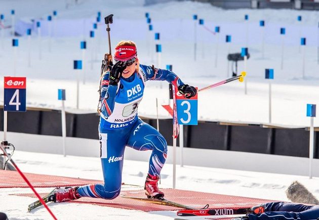 Gabriela Soukalová po střelbě v závodě štafet na 4x6 km.