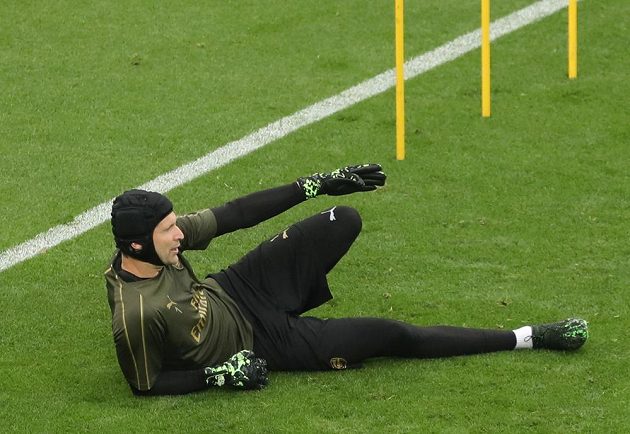 Brankář Arsenalu Petr Čech se na Olympijském stadionu v Baku připravuje na svůj poslední zápas kariéry.