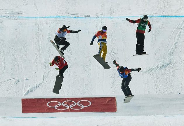 Čtvrtfinále nepojede. Snowboardcrossař Jan Kubičík dojel ve své osmifinálové jízdě olympijského závodu poslední.