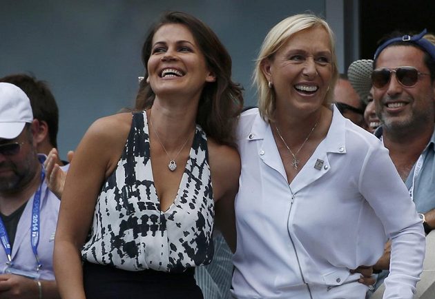 Martina Navrátilová (vpravo) požádala svou partnerku Julii Lemigovou přímo na kurtu Arthura Ashe v New Yorku o ruku.
