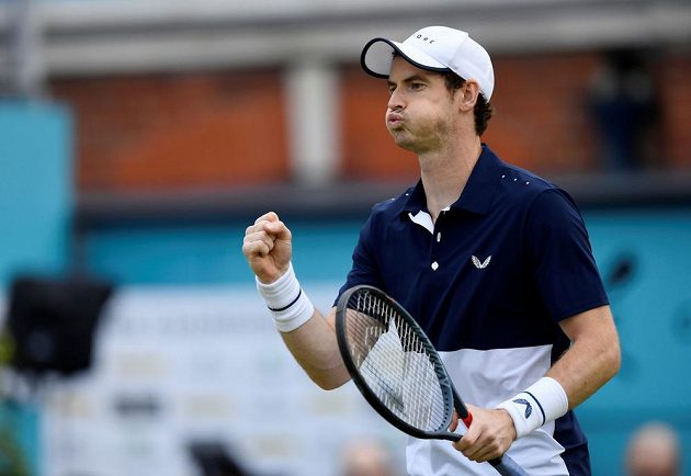 Je zpátky a vítězí. Britský tenista Andy Murray oslavil pět měsíců po operaci kyčle návrat na kurty vítězstvím ve čtyřhře na turnaji v Londýně.