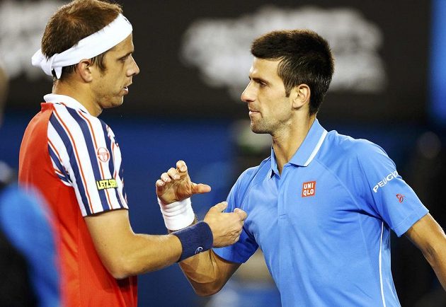 Novak Djokovič podává ruku Gillesi Müllerovi (vlevo) po postupu do čtvrtfinále Australian Open.